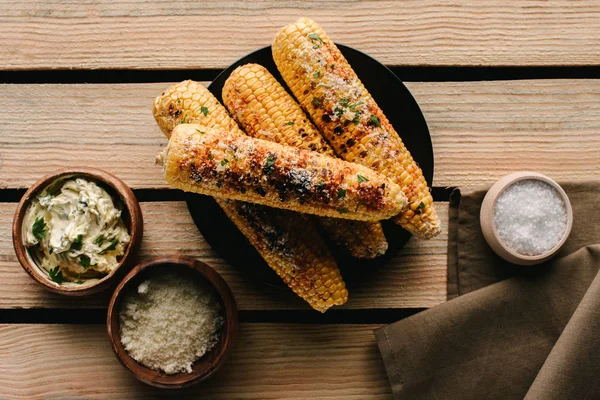 Vista Superior Del Maíz Parrilla Plato Cerca Especias Sal Mantequilla — Foto de stock gratuita