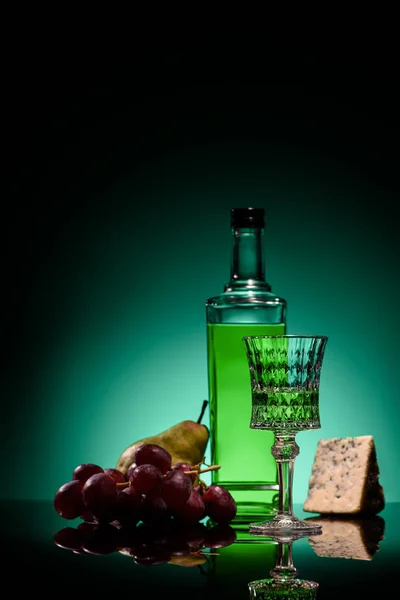 Gros Plan Absinthe Avec Poire Raisin Fromage Sur Surface Miroir — Photo gratuite