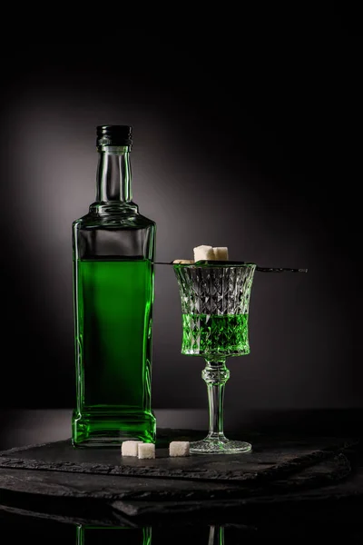 Nahaufnahme Von Glas Und Flasche Absinth Mit Löffel Und Zuckerwürfeln — Stockfoto