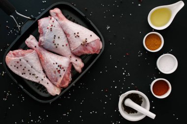 düz lay biber Mısır, tuz, yağ ve baharat siyah tablo ile ızgara tava üzerinde hindi budu ile 
