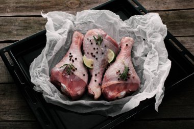 işlenmemiş hindi budu ile biber Mısır, biberiye ve limon çanak üzerinde kagit üzerinde