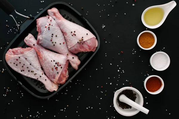 Flat Låg Med Turkiet Ben Grillpanna Med Peppar Liktornar Salt — Stockfoto