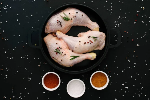 Top View Chicken Legs Pan Paprika Salt Pepper Corns Black — Stock Photo, Image