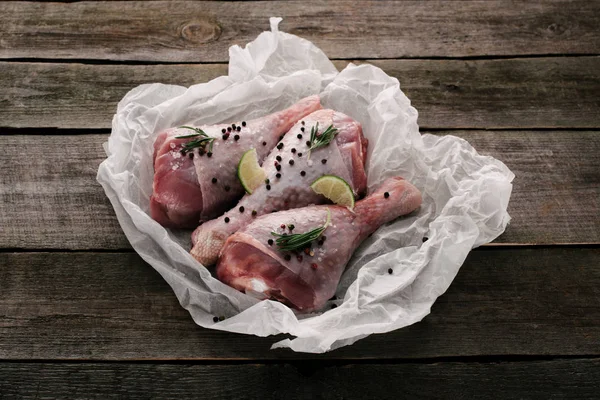 Patas Pollo Crudas Con Granos Pimienta Lima Sobre Papel Hornear — Foto de Stock