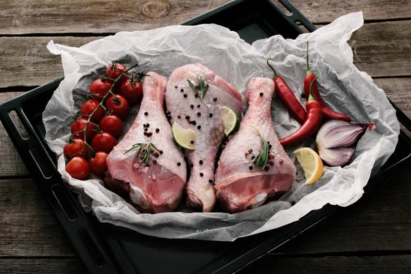 Pernas Frango Crus Com Temperos Verduras Frescas Papel Assadeira — Fotografia de Stock