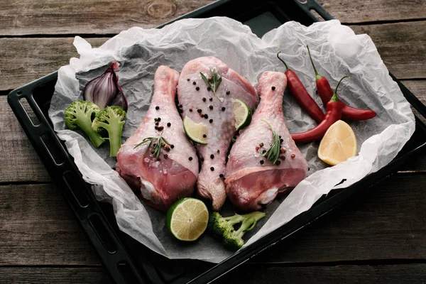 Ongekookt Turkije Benen Met Peper Likdoorns Groenten Papier Het Bakken — Stockfoto