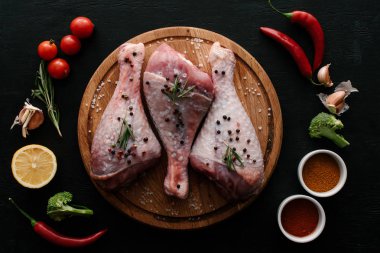 düz lay ile sebze ve baharatlar ile ahşap kesme tahtası üzerinde hindi budu