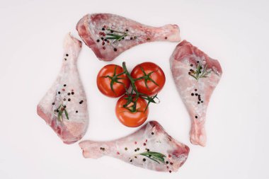 tavuk budu ve kiraz domates, üzerinde beyaz izole üstten görünüm