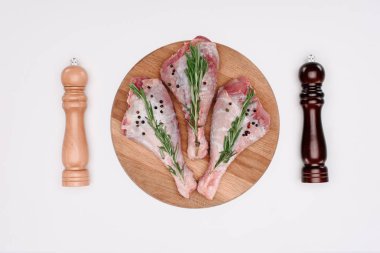 en çok çiğ hindi budu rosemary ile görünümünü, biber ve tuz, üzerinde beyaz izole
