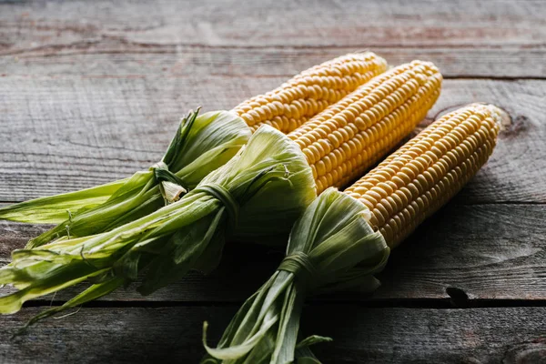 Close View Fresh Ripe Corn Cobs Arranged Wooden Surface — Stock Photo, Image