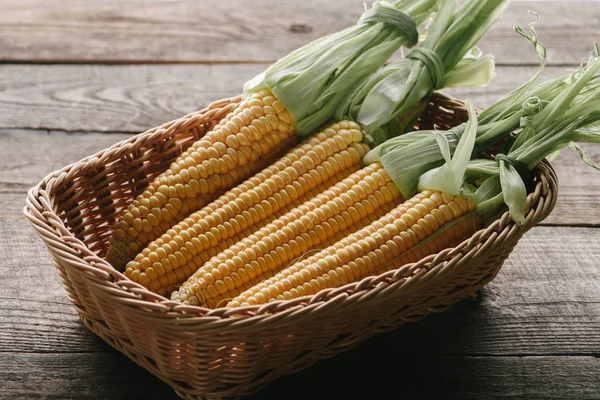 Nahaufnahme Von Reifen Maiskolben Korb Auf Hölzerner Oberfläche — Stockfoto