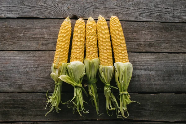 Top View Arranged Fresh Raw Corn Cobs Wooden Tabletop — Stock Photo, Image