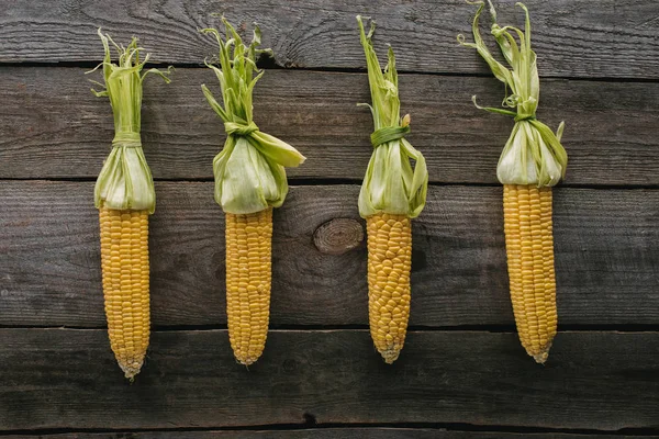 Top View Arranged Fresh Raw Corn Cobs Wooden Tabletop — Free Stock Photo