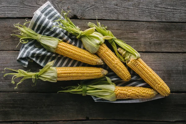 Flat Lay Fresh Raw Corn Cobs Striped Linen Wooden Tabletop — Stock Photo, Image