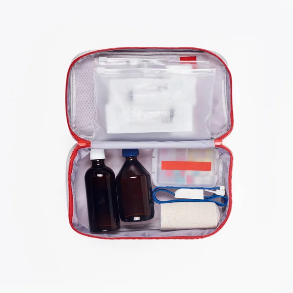 Bovenaanzicht Van Automotive Ehbo Kit Met Verschillende Medicijnen Geïsoleerd Wit — Stockfoto