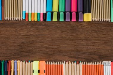 Düzenlenmiş renkli kalemler ve işaretleyiciler yükseltilmiş görünümünü ahşap tablo 