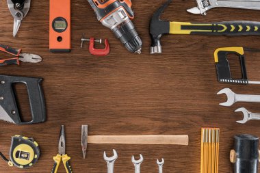 ahşap masa üzerinde çeşitli araçlar üst düzenlenmiş