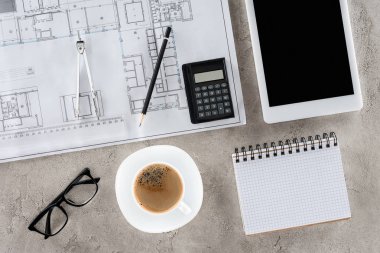 plan, bölücü, kahve ve dijital tablet ile boş perde ile Mimar çalışma alanı'nın üstten görünüm
