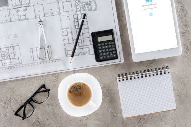 mimar çalışma alanı planı, bölücü, kahve ve skype ile dijital tablet ile ekranda yukarıdan