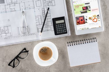 mimar çalışma alanı planı, bölücü, kahve ve ebay ile dijital tablet ile ekranda yukarıdan