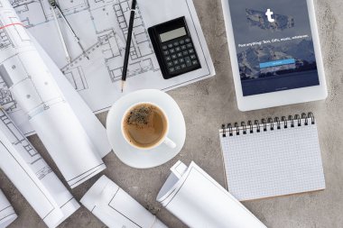 mimar işyeri kahve fincanı, planları, hesap makinesi ve dijital tablet tumblr ile ekranda yukarıdan