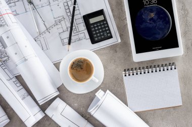mimar işyeri kahve Kupası, planları, hesap makinesi ve ipad tablet ile üstten görünüm tablo 