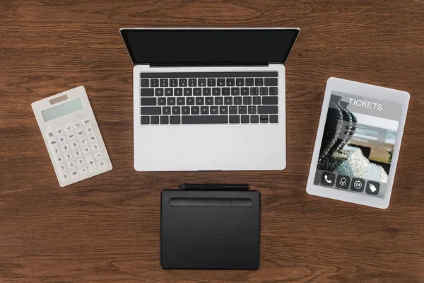 Vedere Sus Laptopului Ecran Gol Calculator Manual Tabletă Digitală Bilete — Fotografie de stoc gratuită