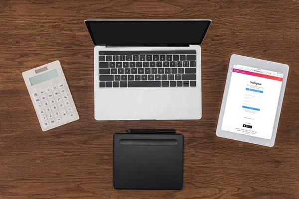 Vedere Sus Laptopului Ecran Gol Calculator Manual Tabletă Digitală Instagram — Fotografie, imagine de stoc