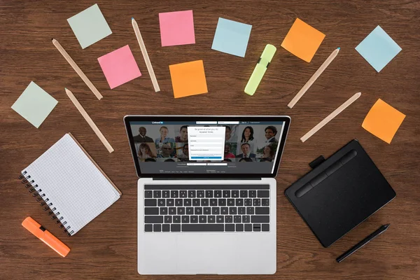 Top Uitzicht Werkplek Met Gearrangeerde Schoolboeken Post Het Laptop Met — Stockfoto