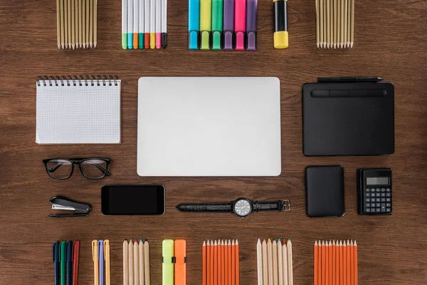 Vista Dall Alto Del Posto Lavoro Con Computer Portatile Smartphone — Foto stock gratuita