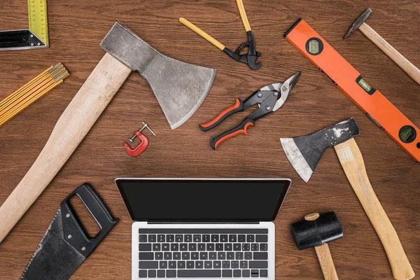 Top View Laptop Blank Screen Surrounded Various Tools Wooden Table — Stock Photo, Image