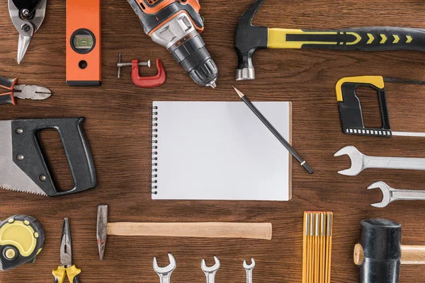 Bovenaanzicht Van Lege Leerboek Omgeven Door Geregeld Verschillende Tools Houten — Stockfoto