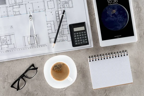 Ansicht Des Architekten Arbeitsplatzes Mit Blaupause Trennwand Kaffee Und Ipad — Stockfoto