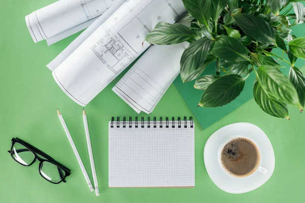 Vista Dall Alto Dell Architetto Posto Lavoro Con Libro Testo — Foto Stock