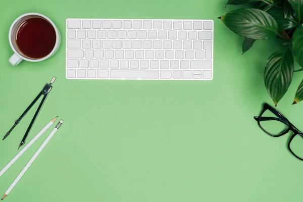 Bovenaanzicht Van Architect Werkplek Met Computertoetsenbord Divider Koffiekopje Groene Tafel — Stockfoto