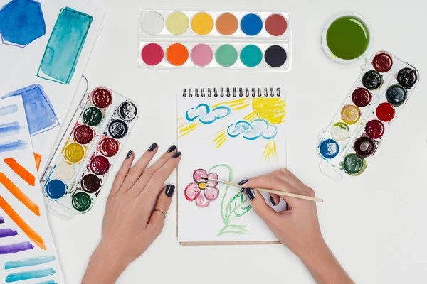 彩色颜料白桌上绘画用画笔画的女画家裁剪图像 — 免费的图库照片