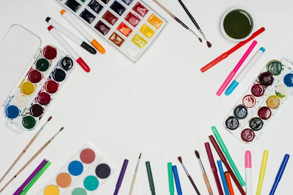 Vista Superior Tintas Coloridas Dispostas Pincéis Marcadores Mesa — Fotografia de Stock Grátis