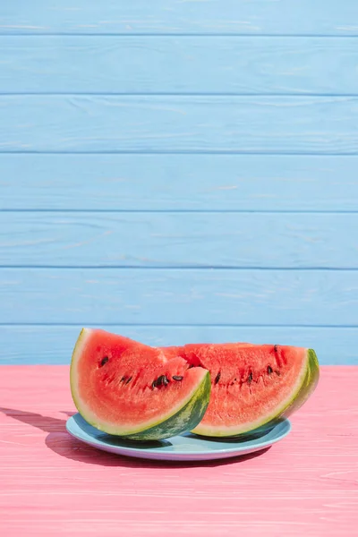 Vista Cerca Las Rebanadas Jugosas Sandía Plato Fondo Azul — Foto de Stock