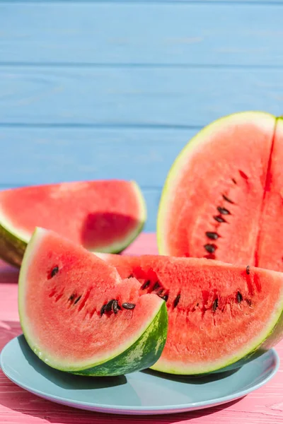 Nahaufnahme Saftige Wassermelonenscheiben Auf Teller Vor Blauem Hintergrund — Stockfoto