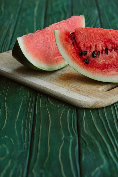 Close Van Watermeloen Segmenten Het Snijvlak Van Bestuur Groene Houten — Stockfoto