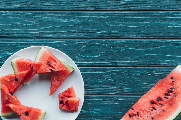 Flat Lay Com Pedaços Melancia Fresca Placa Mesa Madeira Azul — Fotografia de Stock