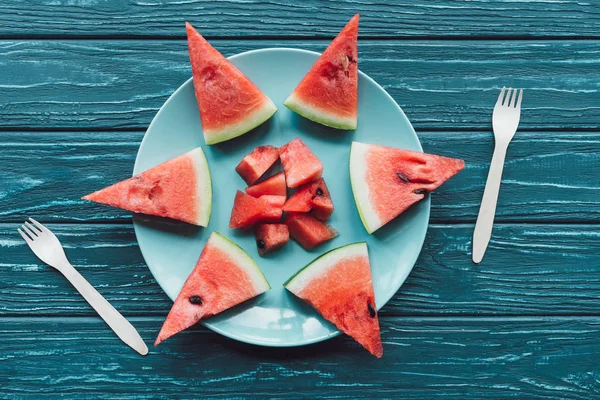 Flat Lay Arranged Watermelon Pieces Plate Plastic Forks Blue Wooden — Free Stock Photo