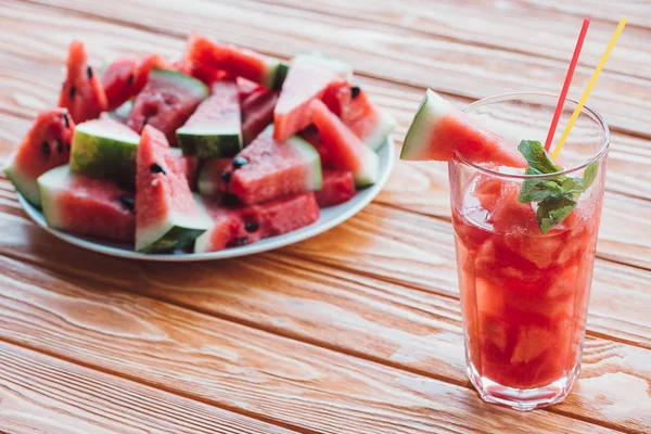 Close Van Verfrissende Watermeloen Drankje Met Munt Het Glas Stukken — Stockfoto