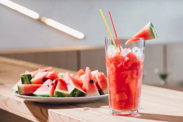 Close Van Watermeloen Drankje Met Ijs Glas Stukken Van Verse — Stockfoto