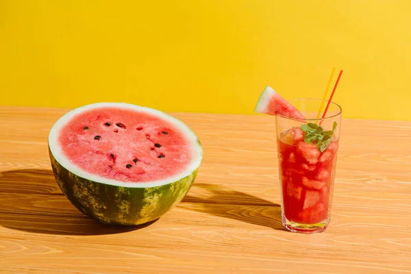 Close Van Verse Watermeloen Watermeloen Drankje Het Glas Houten Oppervlak — Stockfoto