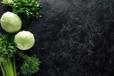 Siyah mermer masa üzerinde gıda kompozisyon Yeşil taze sebze ile üstten görünüm