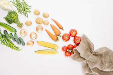 Whit üzerinde izole üstten görünüm taze çiğ sebze ve düzenlenmiş çul
