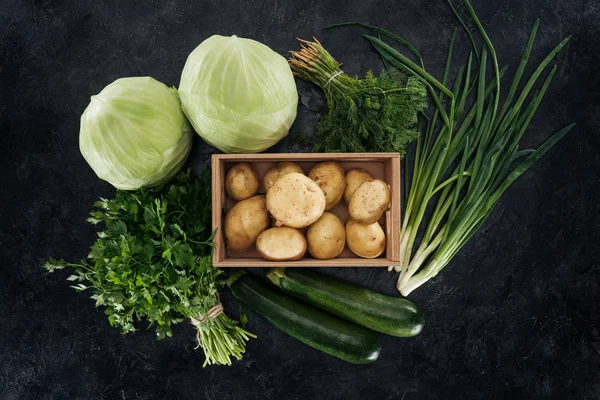 Vista Superior Batatas Caixa Com Legumes Verdes Dispostos Superfície Mármore — Fotografia de Stock