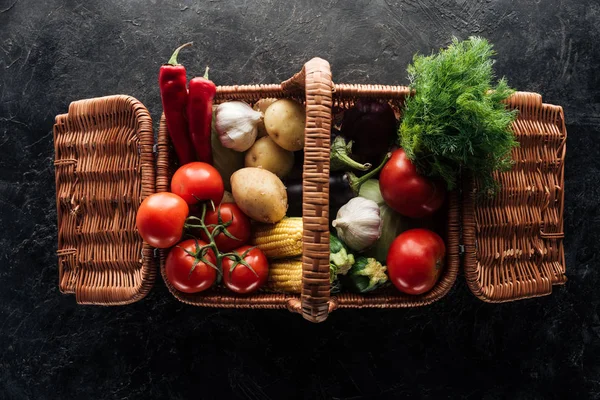バスケット黒大理石のテーブルの上で様々 な新鮮な野菜とフラット レイアウト — ストック写真