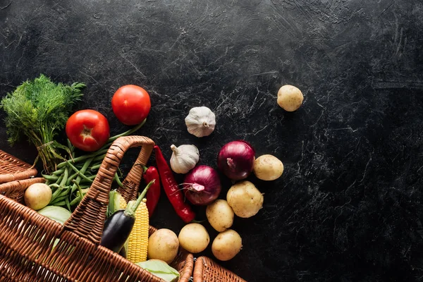 Leigos Planos Com Vários Vegetais Frescos Cesta Mesa Mármore Preto — Fotografia de Stock